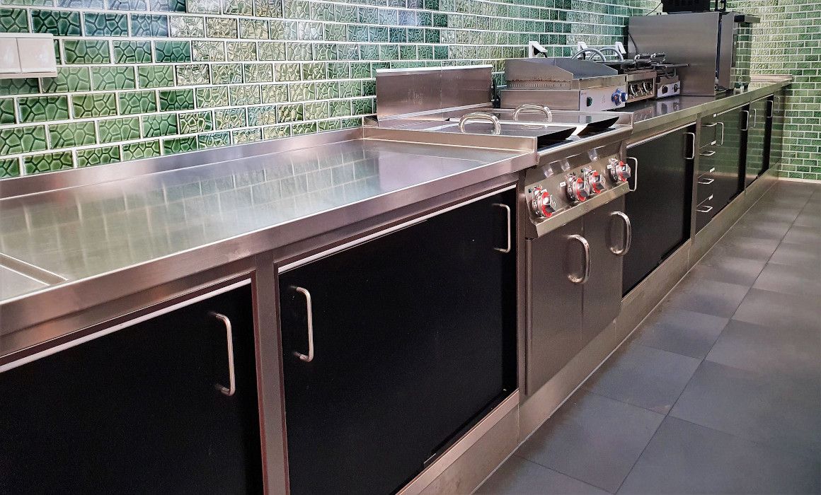 rvs werktafel met volkern kasten