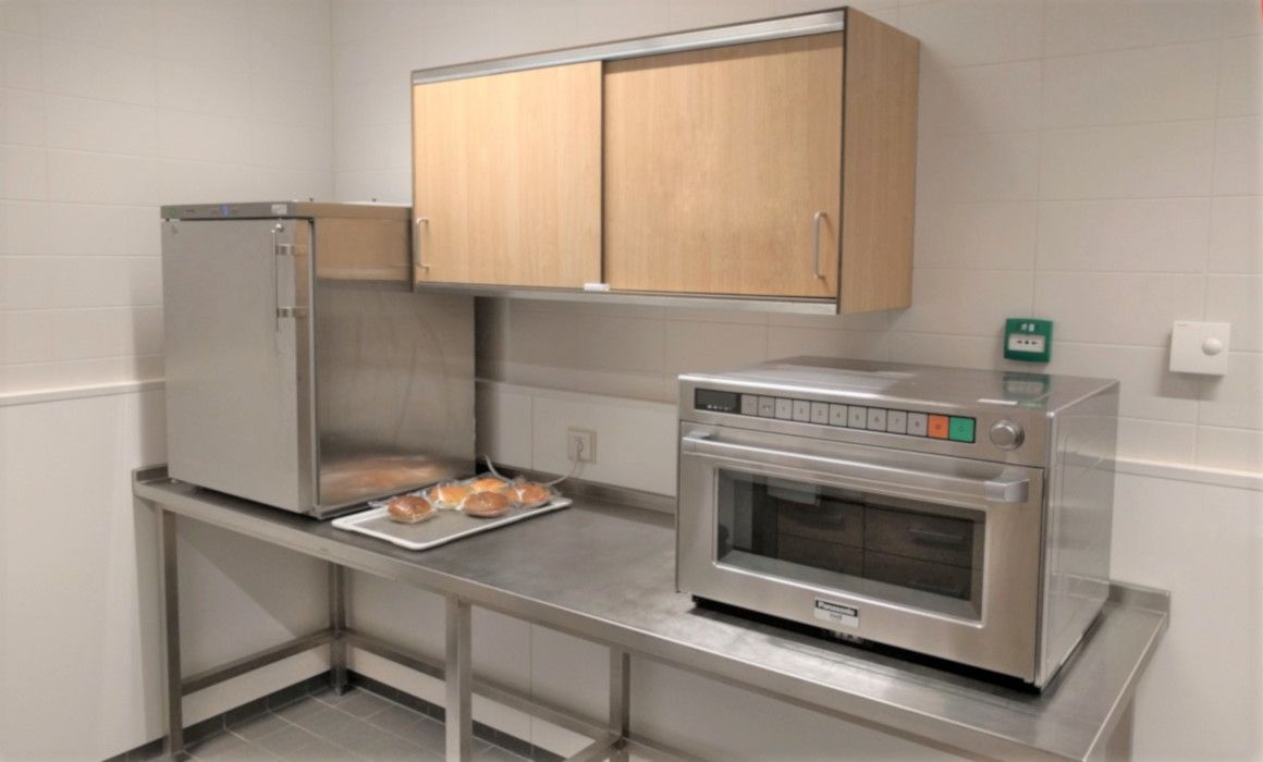 Wandkast RVS met volkern houtnerfstructuur